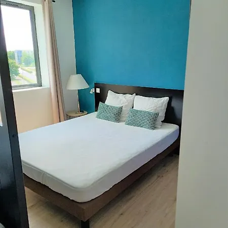 Ensoleille Au Pied Du Futuroscope