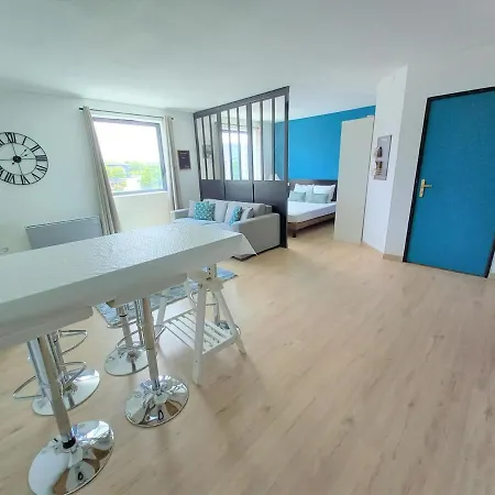 Ensoleille Au Pied Du Futuroscope * Chasseneuil-du-Poitou