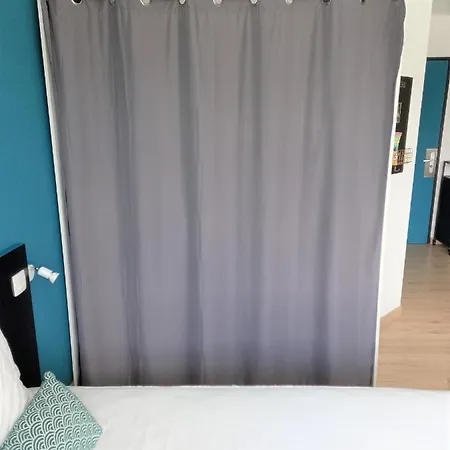 Ensoleille Au Pied Du Futuroscope *