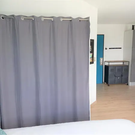 Ensoleille Au Pied Du Futuroscope * Chasseneuil-du-Poitou