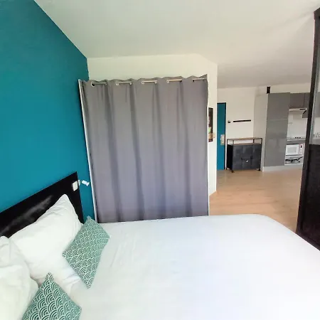 Ensoleille Au Pied Du Futuroscope *