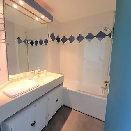 Ensoleille Au Pied Du Futuroscope *